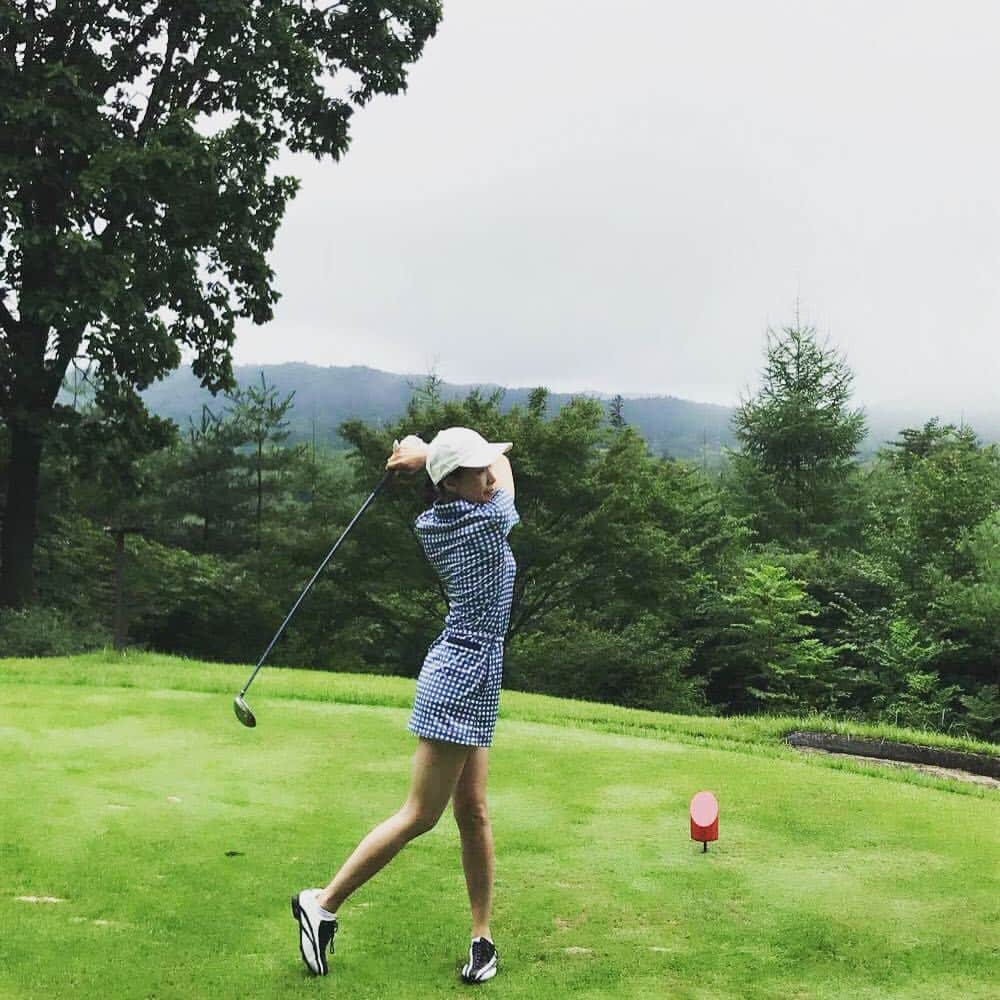 内田恭子さんのインスタグラム写真 - (内田恭子Instagram)「夫婦で久しぶりのゴルフ。ゴルフクラブ握ったの、5年ぶりくらい笑。でも最後までご機嫌でまわれました！  #golf #golfwear  #callaway」8月20日 22時44分 - kyoko.uchida.official