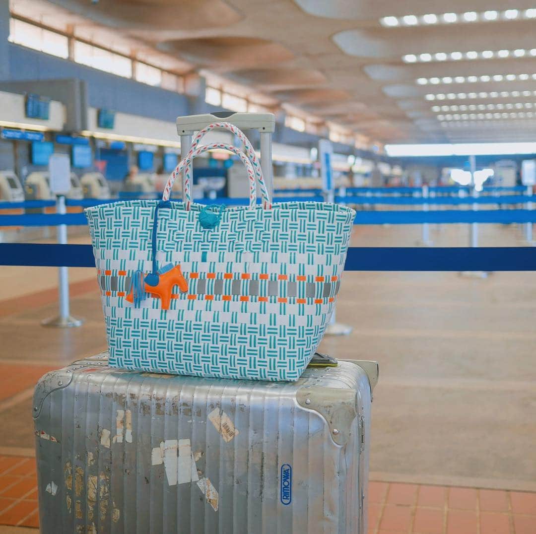 木本泉さんのインスタグラム写真 - (木本泉Instagram)「- もう10年以上使っているスーツケース 修理にもう1台買えるんじゃないかと思うくらいかかってます笑・ 汚いんだけど、それでもまだ使います✈️・ ・ #スーツケース#suitcase#baggage#rimowa」8月20日 23時00分 - izumikimoto