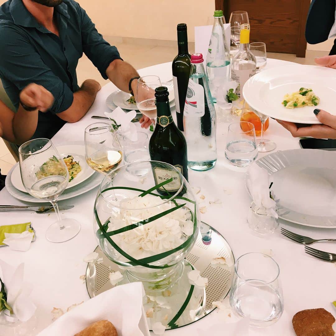 藤井祥子さんのインスタグラム写真 - (藤井祥子Instagram)「. イタリア式のカトリックの本場のお式に参加するのは初めてだったのだけれど、  挙式が夕方5時開始、 挙式の後に近所のバー(1枚目)で1時間半ほど飲んで食べした後にレストランに移動してお庭(2,3,4枚目)でまたもや飲んで食べ…！ そこで終わりかと思いきや、レストランの中(5枚目)に通され今度はフルコースを飲んで食べ…！！ . ケーキカット(6枚目)が夜中の１時から始まるというお祭り具合で、夜中の2、３時に皆ちょっとずつ帰り始めます(子供からおじいちゃんおばあちゃん達まで)  お腹ははちきれんばかりだったけれど、映画の中みたいなロケーションと空気で、ワインもお食事もとても美味しくて、 イタリアの方々の陽気さの真髄を感じました🇮🇹🌞笑 . .  文化…！！ . . #街をあげてお祝いする感じがとてもハッピー #胃袋が違う」8月21日 0時03分 - shoco_fuji