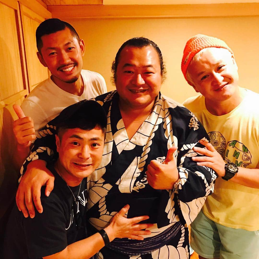 入江慎也さんのインスタグラム写真 - (入江慎也Instagram)「豊ノ島さんガリットチュウ福島くんと熊本ヴォルターズキャプテン小林くんと！  #熊本  #豊ノ島 さん #力士  #バスケ #熊本ヴォルターズ  #ワイドナショー #ガリットチュウ福島  #カラテカ入江 #米焼酎  #やられました」8月21日 3時17分 - oreirie0408