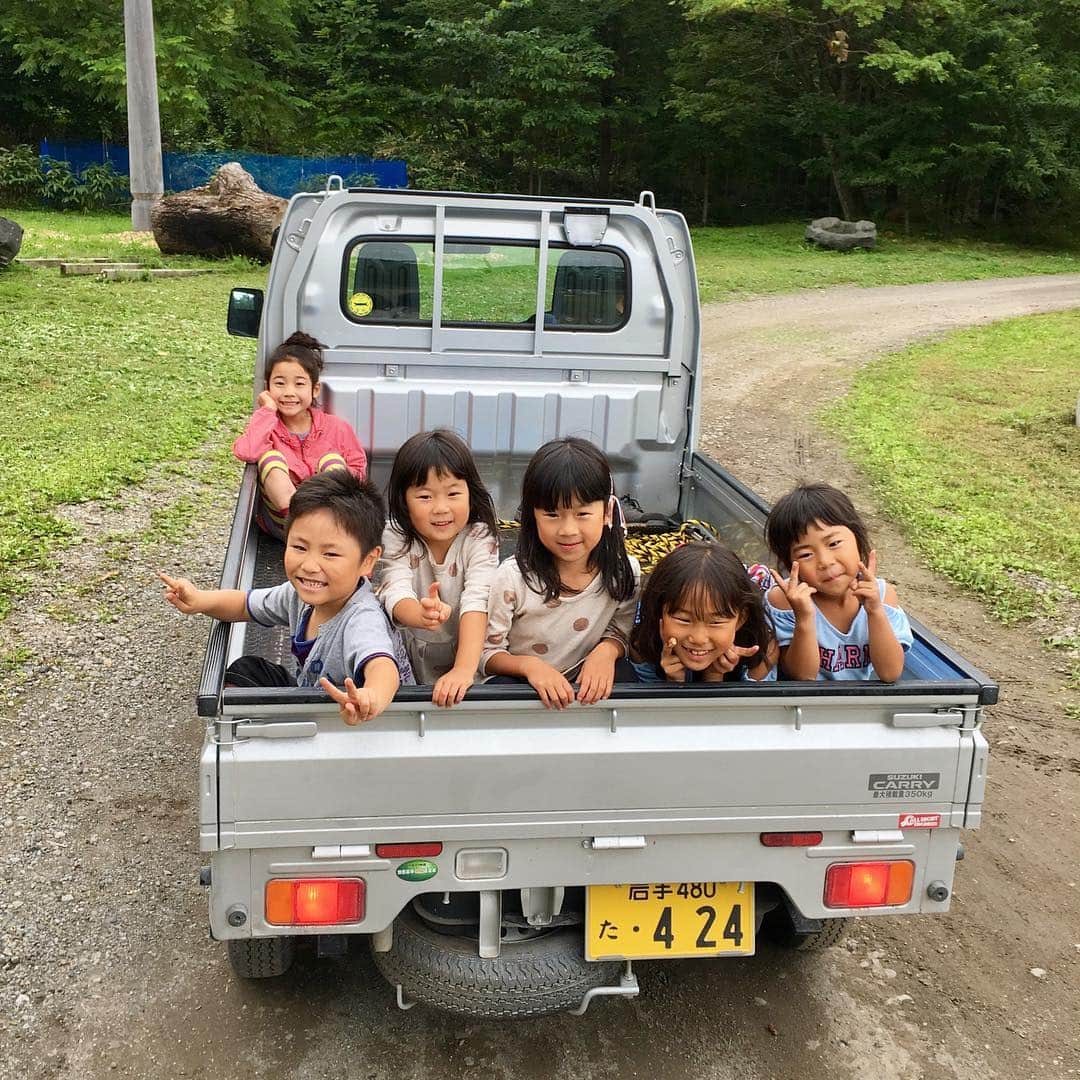 奈良美智のインスタグラム：「last day of the summer holidays. they have to back to school tomorrow.」