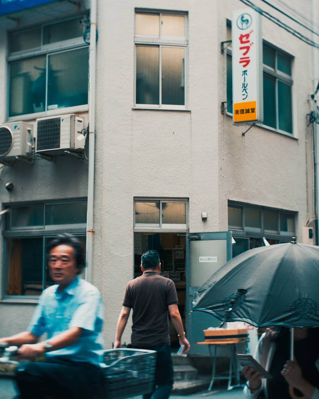 Ari Keitaさんのインスタグラム写真 - (Ari KeitaInstagram)「Tokyo Street📚🚶📚 . . . . . #japan #tokyo #jinbocho #book #bookshop #summer #explorejapan #exploretokyo #tokyostreet #realtokyo #truetokyo #indies_gram #indy_photolife #hueart_life #inspirationcultmag #hypelife #hypebeast #streetphotography #streetshot #8visual #streetvision #streetframe #imaginatones #streetxstory #thecoolmagazine #東京 #東京23区 #instagram #instagramjapan #photoftheday」8月21日 11時59分 - ariorali