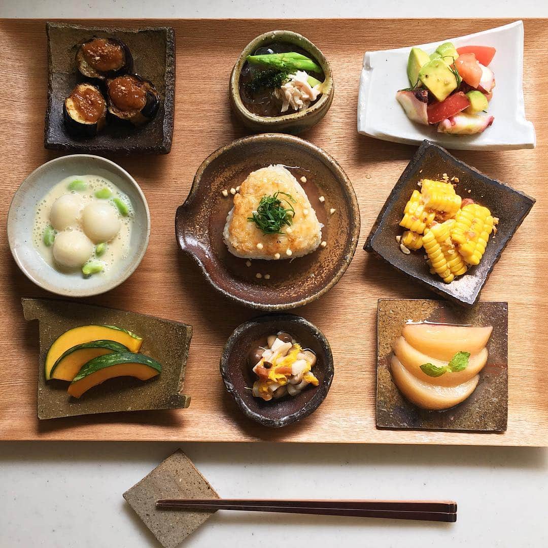 akoのインスタグラム：「Today's breakfast. 並べてみたらたくさんあった 平岡仁さんの小さい器たちで朝ごはん 今週もよろしくお願いします☺︎ * 茄子田楽 ところてん（アスパラ 鶏ささみ 青海苔） アボカド タコ トマトのサラダ 白玉と枝豆の豆乳白味噌仕立て あんかけ焼きおにぎり とうもろこしのにんにくえび塩 かぼちゃの浅漬け（市販品） しめじと長芋の梅香味和え 桃のコンポート」