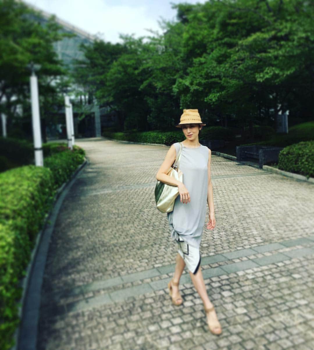 高岡早紀 さんのインスタグラム写真 - (高岡早紀 Instagram)「娘の学校へ… あっという間に、彼女も1年生に。 #夏休みも終わり #ママファッション #ママコーデ」8月21日 12時12分 - saki_takaoka