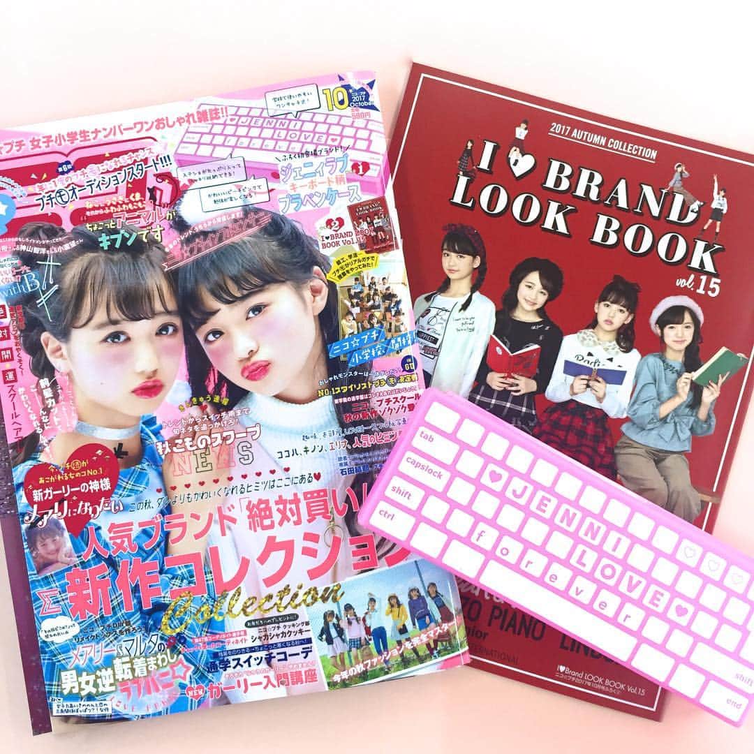 ニコ☆プチのインスタグラム：「ニコ☆プチ10月号が編集部に到着〜〜！ 今月号はとにかく甘くてガーリーなメアリココハの表紙が目印👭❤️ 内容は ✨秋のブランド特集 ✨通学スイッチコーデ ✨ガーリー入門講座 ✨新ガーリーの神様・メアリになりたい ✨ニコ☆プチ小学校 ⭐️ふろく1 ジェニィラブペンケース ⭐️ふろく2  I❤️BRAND LOOK BOOK などなど、楽しい企画が盛りだくさん！  そして、年に一度のプチモオーディションもスタートするよ！ 勇気を出して応募してみてね🌼  10月号にまつわる楽しい写真や動画をどんどん上げていくから、ニコ☆プチインスタもお見逃しなく！  #ニコプチ#林芽亜里#阿部ここは#秋服 #fashion #kidsfashion」
