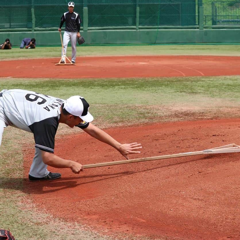 阪神タイガースさんのインスタグラム写真 - (阪神タイガースInstagram)「投内連係後にグラウンド整備をする秋山投手と小野投手。 秋山投手が「高校によって整備のやり方があるんですよね～」と実演してくれました！ #阪神タイガース #秋山拓巳 選手  #グラウンド整備 #低い姿勢でトンボがけするチームもありますよね ！と #この姿勢 😄 #インスタネタ # いつもありがとうございます ✨ #小野泰己 選手 も#奥でかけてます #暑い中お疲れ様でした ❗」8月21日 13時54分 - hanshintigers_official