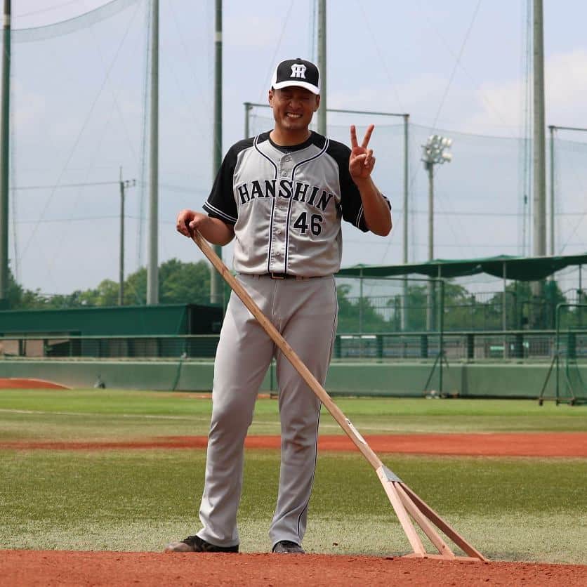 阪神タイガースさんのインスタグラム写真 - (阪神タイガースInstagram)「投内連係後にグラウンド整備をする秋山投手と小野投手。 秋山投手が「高校によって整備のやり方があるんですよね～」と実演してくれました！ #阪神タイガース #秋山拓巳 選手  #グラウンド整備 #低い姿勢でトンボがけするチームもありますよね ！と #この姿勢 😄 #インスタネタ # いつもありがとうございます ✨ #小野泰己 選手 も#奥でかけてます #暑い中お疲れ様でした ❗」8月21日 13時54分 - hanshintigers_official