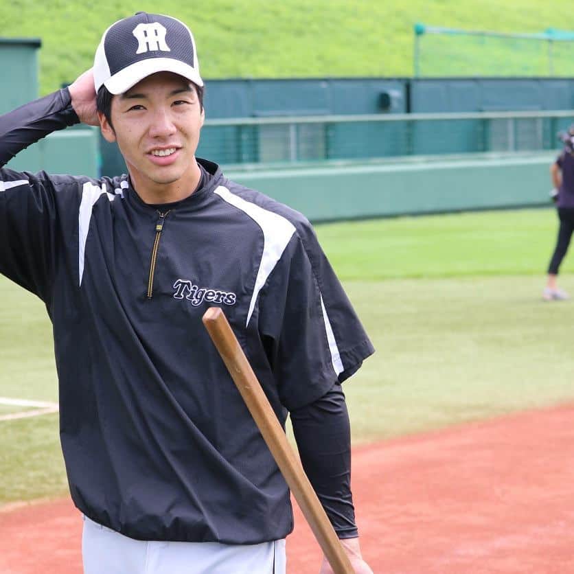 阪神タイガースさんのインスタグラム写真 - (阪神タイガースInstagram)「投内連係後にグラウンド整備をする秋山投手と小野投手。 秋山投手が「高校によって整備のやり方があるんですよね～」と実演してくれました！ #阪神タイガース #秋山拓巳 選手  #グラウンド整備 #低い姿勢でトンボがけするチームもありますよね ！と #この姿勢 😄 #インスタネタ # いつもありがとうございます ✨ #小野泰己 選手 も#奥でかけてます #暑い中お疲れ様でした ❗」8月21日 13時54分 - hanshintigers_official