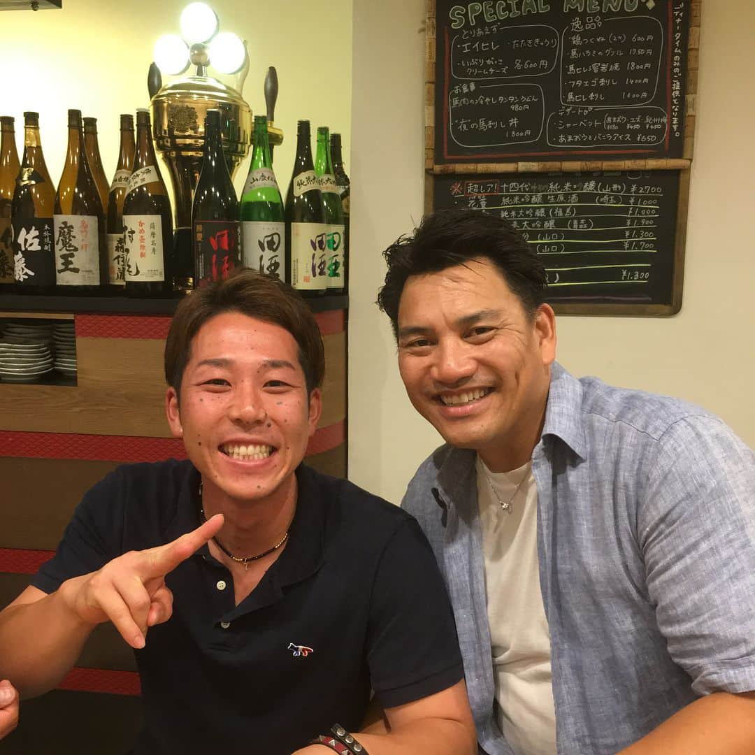 鈴木大地さんのインスタグラム写真 - (鈴木大地Instagram)「みんなでご飯行きました♫ そしたらなんと井口さんがサプライズバースデーケーキを出してくれました😂✨ めっちゃいい人です😂 ホントに引退してほしくない😭 井口さんのようにみんなに慕われる選手になれるように頑張ろうっと✊️」8月21日 23時53分 - 0818.daichi.e7