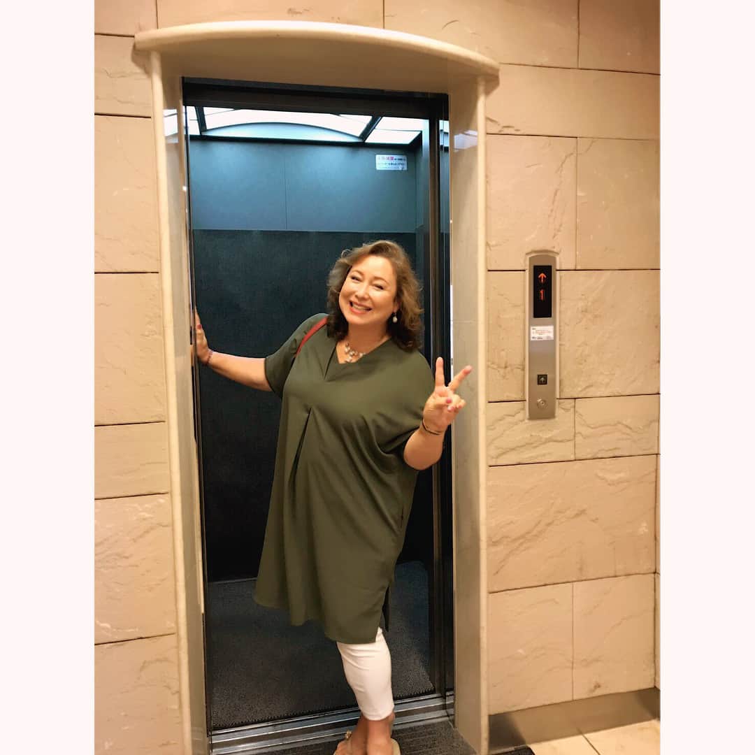 キャシー中島さんのインスタグラム写真 - (キャシー中島Instagram)「* 名古屋のキャシーマムでレッスンです。 お店はエレベーターで２階、扉が開くともうそこがキャシーマム名古屋です。 ビーチサンダルのミニ三角ポーチが人気です。 さあ〜お教室が始まります！ #キャシー中島 #キャシーマム #kathynakajima #kathymom #マカナナキャシー #quilt#キルト #hawaiianquilt#ハワイアンキルト  #ピース#✌️」8月21日 18時14分 - official_kathynakajima