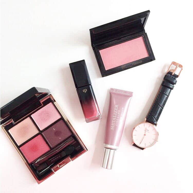 ___ranonのインスタグラム：「#make_up ＊ ＊ #suqqu デザイニングカラーアイズ 107 惚紅 #dior メタライザー 828 #addiction ブラッシュ 34 #cledepeau ルージュリキッドエクラ 13 ＊ 2.3枚目は久しぶりにアイメイクの画像を載せてます💕 スックの惚紅をゲットしてから虜です〜〜！ 今日はメタライザーを仕込んで使いました！ ＊ そしてお知らせです✨ いつも愛用しているダニエルウェリントンさん⌚️が、2017年9月2日（土）に日本最大級のファッションフェスタ東京ガールズコレクション2017 AUTUMN/WINTERに出展することが決定したそうです！行かれる予定がある方は是非チェックしてみてください〜✨ ＊ ダニエルウェリントン公式オンラインで使える 15%OFFクーポン【ranon】2017.9.15迄 公式URL➡︎https://www.danielwellington.com/jp/ ＊ #ダニエルウェリントン　#DWinTGC2017AW #今日のメイク #コスメ #メイク #cosme #化粧品 #今日のコスメ #アイシャドウ #チーク #リップ #化粧 #スック #ディオール #アディクション #クレドポー」