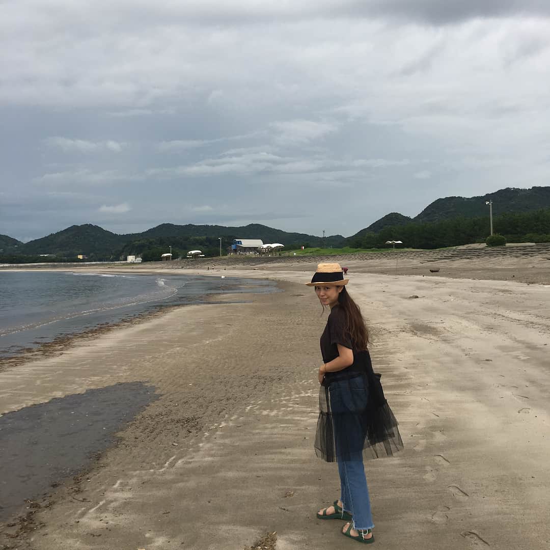 加藤紀子さんのインスタグラム写真 - (加藤紀子Instagram)「久しぶりに江口浜にも！ 蓬莱館で鳥刺し買うのを諦めた代わりにさつま揚げをしかと手に。 鹿児島には三週間に一度のペースで来れたらなぁ😌っていう夢、どう思います？？」8月21日 20時09分 - katonoriko