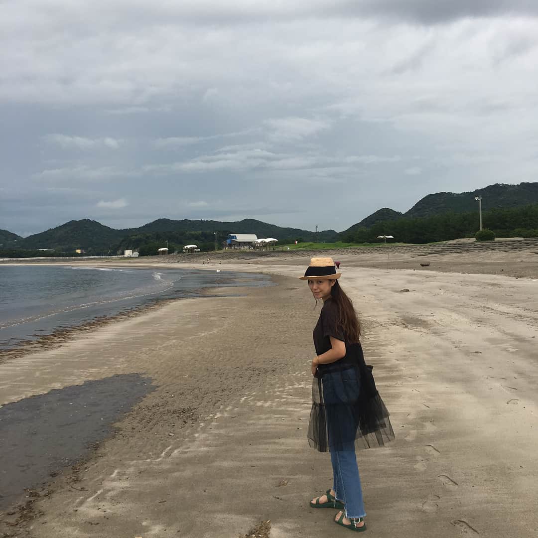 のインスタグラム：「久しぶりに江口浜にも！ 蓬莱館で鳥刺し買うのを諦めた代わりにさつま揚げをしかと手に。 鹿児島には三週間に一度のペースで来れたらなぁ😌っていう夢、どう思います？？」