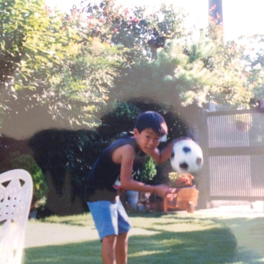 飯田哲矢さんのインスタグラム写真 - (飯田哲矢Instagram)「小学校3年生くらい🤔家にしょっちゅうボールがぶつかってました。 #day off #サッカーボールでバスケかな？ #4年生から野球始めました」8月21日 20時22分 - tetsuyaaa_iida