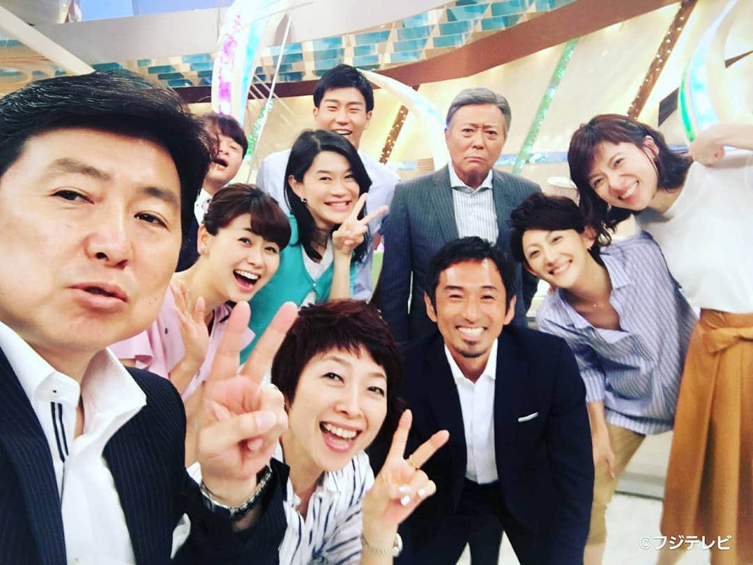 フジテレビ「とくダネ！」のインスタグラム：「笠井さんが夏休みから戻ってきて写真を撮ったら小倉さんがこの表情…さて、#どんなセリフが合うでしょう( ´艸｀) また明日、#朝8時からテレビの前でお会いしましょう！ #小倉智昭 #梅津弥英子 #笠井信輔 #森本さやか #山中章子 #内野泰輔 #為末大 #石戸奈々子 #荘口彰久 #平野早苗 #自撮り #とくダネ大喜利 #大喜利 #とくダネコーデ #ファッション #コーディネート #今日のコーデ #アナウンサー #コメンテーター #2017 #8月21日 #月曜日 #とくダネ #tokudane #フジテレビ #fujitv 170821」