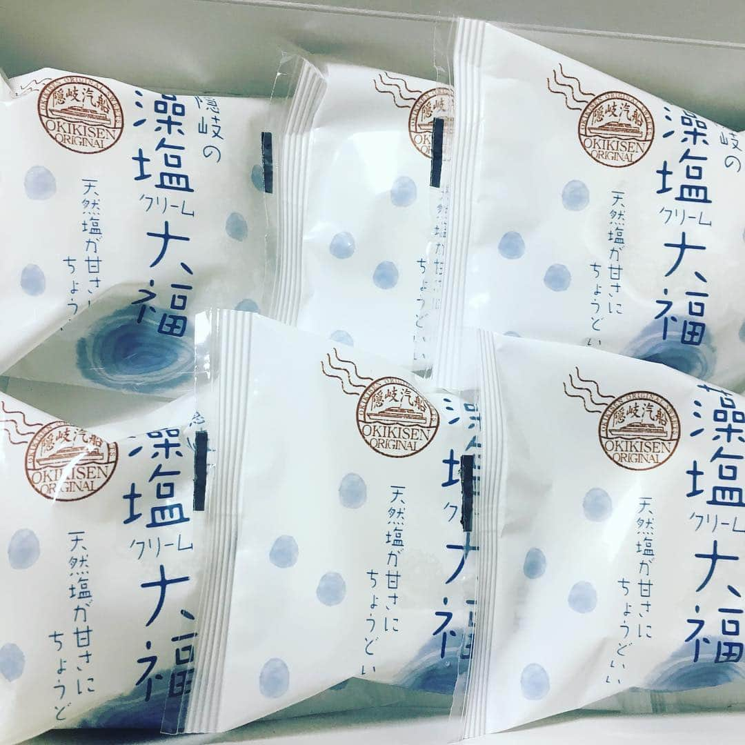 池田裕子さんのインスタグラム写真 - (池田裕子Instagram)「お土産に叔母が買ってくれた藻塩大福🌊 これ美味しいんだな〜 #島根 #隠岐の島 #隠岐汽船」8月21日 20時44分 - kurimushiyoukan