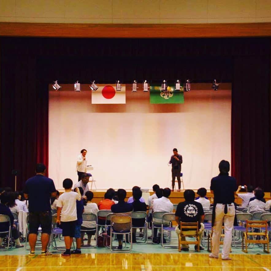 河尻亨一のインスタグラム：「夏の恒例と言えばmy Japanの映像サマーキャンプ（CSC）。U29の若者たち（なかにはプロも）が2〜3人１チームで、毎年３つの地域をCMする動画制作に挑戦するイベントです。  で、今年も行ってきました。まずは知られざるクリエイティブの聖地・川内村へ（福島県）。写真は講評の風景。地元の方々にも来ていただいての上映会は体育館！ というのがなんともいい感じ。ちびっこたちも来てくれた。ゲスト講師はAD重冨健一郎氏。  川内村はカエルの詩人・草野心平の"別荘"がある「コトバのふるさと」（天山文庫）。イワナも美味しく。  今週末から次なる土地、南相馬へ。全地域の映像が出そろったらまたお知らせしますので、ご覧いただけるとうれしく。  CSC公式サイト→ http://my-jpn.com/csc/」