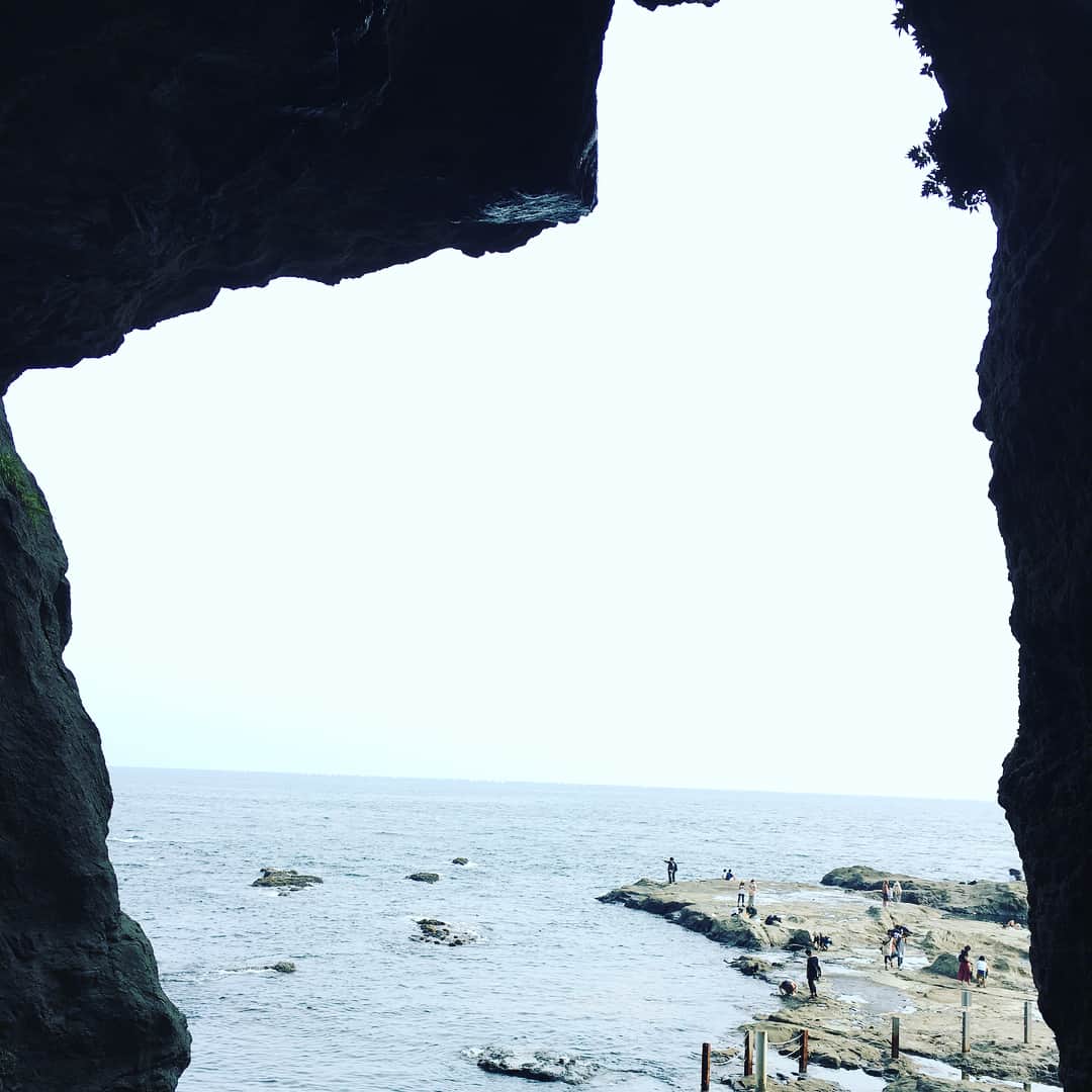 尾崎礼香さんのインスタグラム写真 - (尾崎礼香Instagram)「初 #江ノ島 にいってきました！ #リーゼント総理 のメンバーで♪ #船 に乗ったり、#洞窟 いったり 頂上の方まで登ったりすごく楽しかったです(*´∀｀) #海 #ドライブ #日帰り #最後は人狼ゲーム #japan #enoshima #sea #instagood #instagram #instagirl #japanesetrip #summervacation #drive #followme」8月21日 23時41分 - reikaya66
