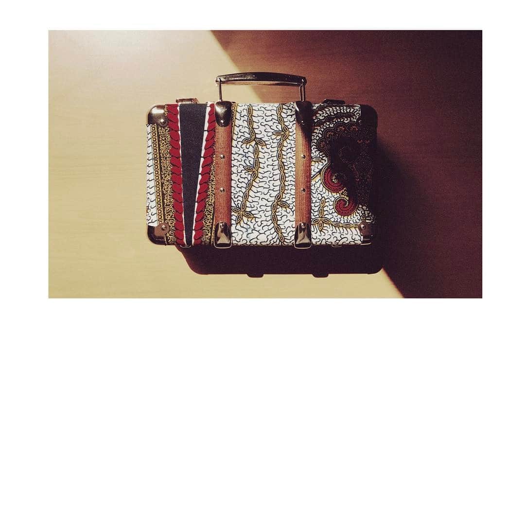 本田翼さんのインスタグラム写真 - (本田翼Instagram)「💄💄💄 パリに行ったときに 一目惚れして買った 小さなアタッシュケース。 スキンケア用品と化粧品を ぎっしり詰め込んで makeboxとして活用しています💋」8月22日 10時22分 - tsubasa_0627official