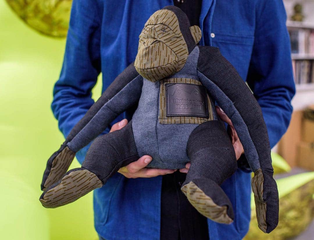 のインスタグラム：「Meet this special @BlackhorseLane × Christopher RÆBURN orangutan handmade by Blackhorse Lane's very own David Giusti at the weekend as a symbol of our local connectivity and upcoming collaboration for AW17. This little guy is made of 100% organic denim and reclaimed rain drop camouflage; the same as the collaboration jeans due to launch in the coming weeks ♻️ -⠀ #ChristopherRaeburn #BlackhorseLane #OffcutAnimals #OrganicDenim #EastLondon」