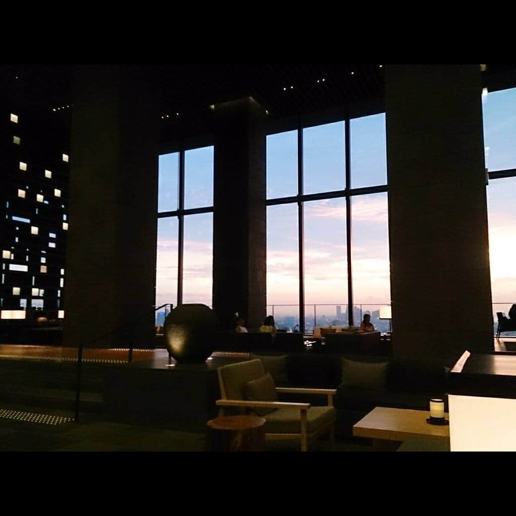 三島葉子さんのインスタグラム写真 - (三島葉子Instagram)「【Tokyo】夕暮れどきのアマン東京。東京らしい洗練された風景があります。東京のここも好きな場所。  #Tokyo #アマン東京 #お気に入りホテル #ご近所 #三島葉子」8月22日 2時56分 - mishima_yoko