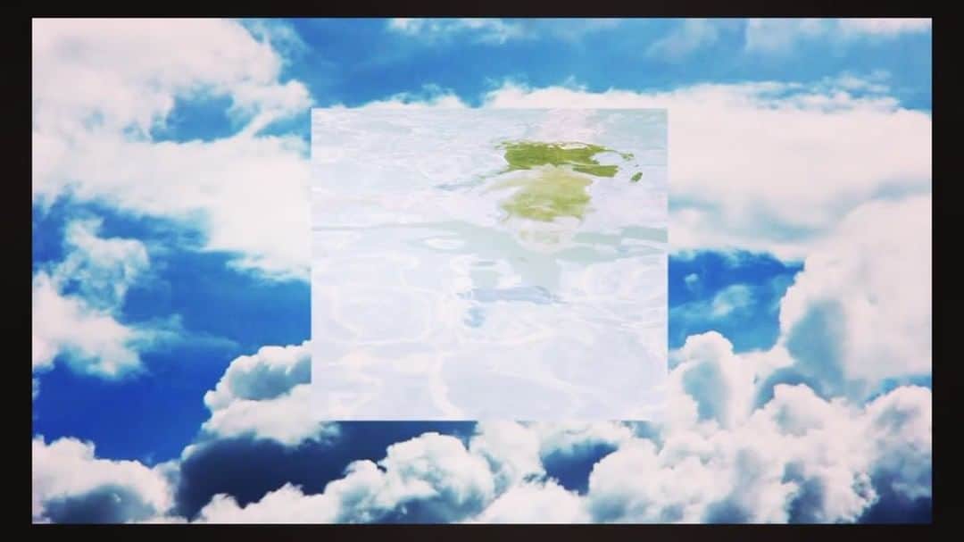 ブリジット・メンドラーのインスタグラム：「Now I'm at the elevation from a different view, looking at the haze we once were, I'm diving back into you. August 25th 🌊☁️🌊☁️ @rkcbmusic」