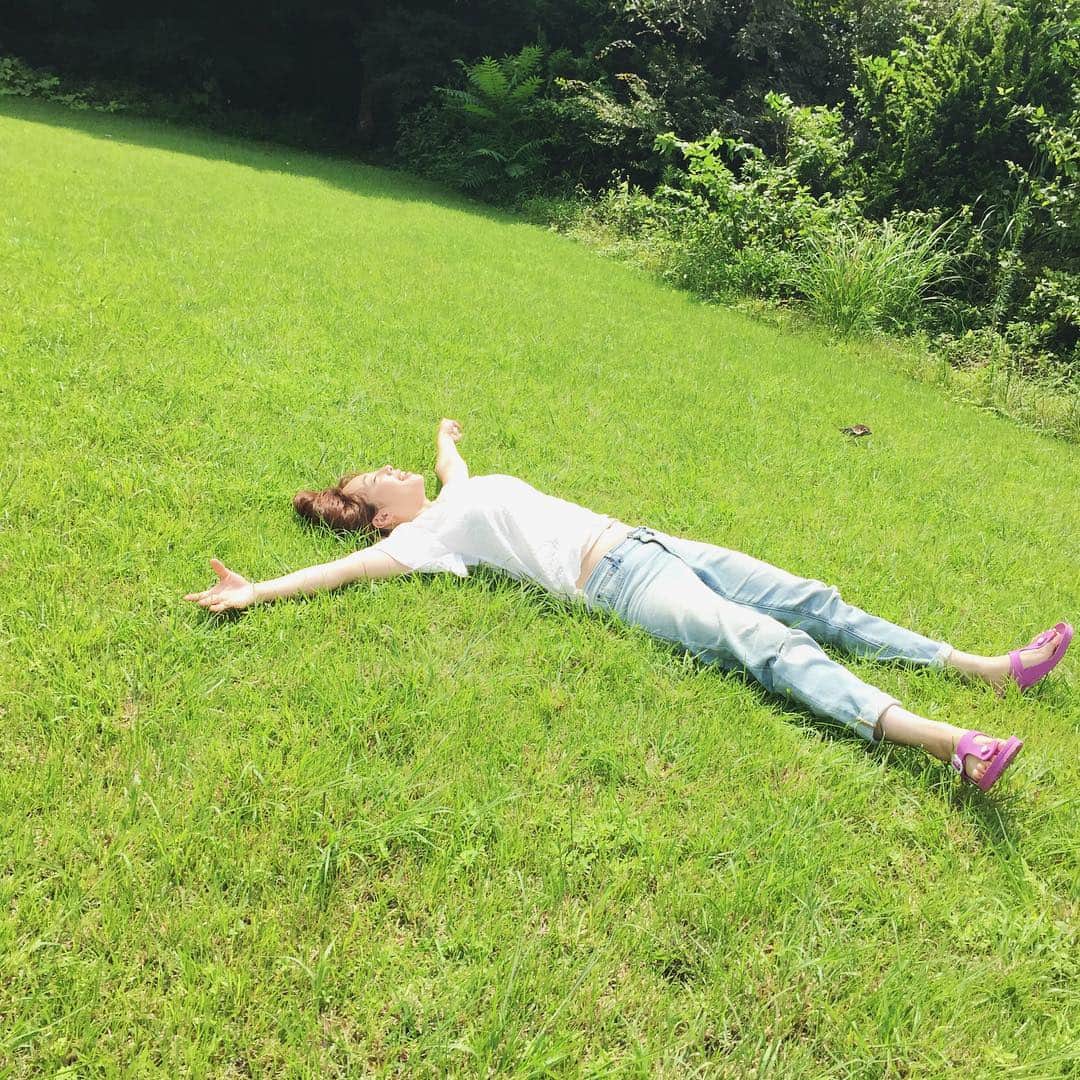 井上和香さんのインスタグラム写真 - (井上和香Instagram)「夏の楽しい時間を過ごさせてもらいました♪♪ 今は現実に戻り、洗濯して、片づけ。 楽しい時間を作るためにも、また頑張ろう❗️ . #芝生にゴロン #気持ちよかった #お腹でてた笑 #お恥ずかしい」8月22日 12時42分 - inoue_waka