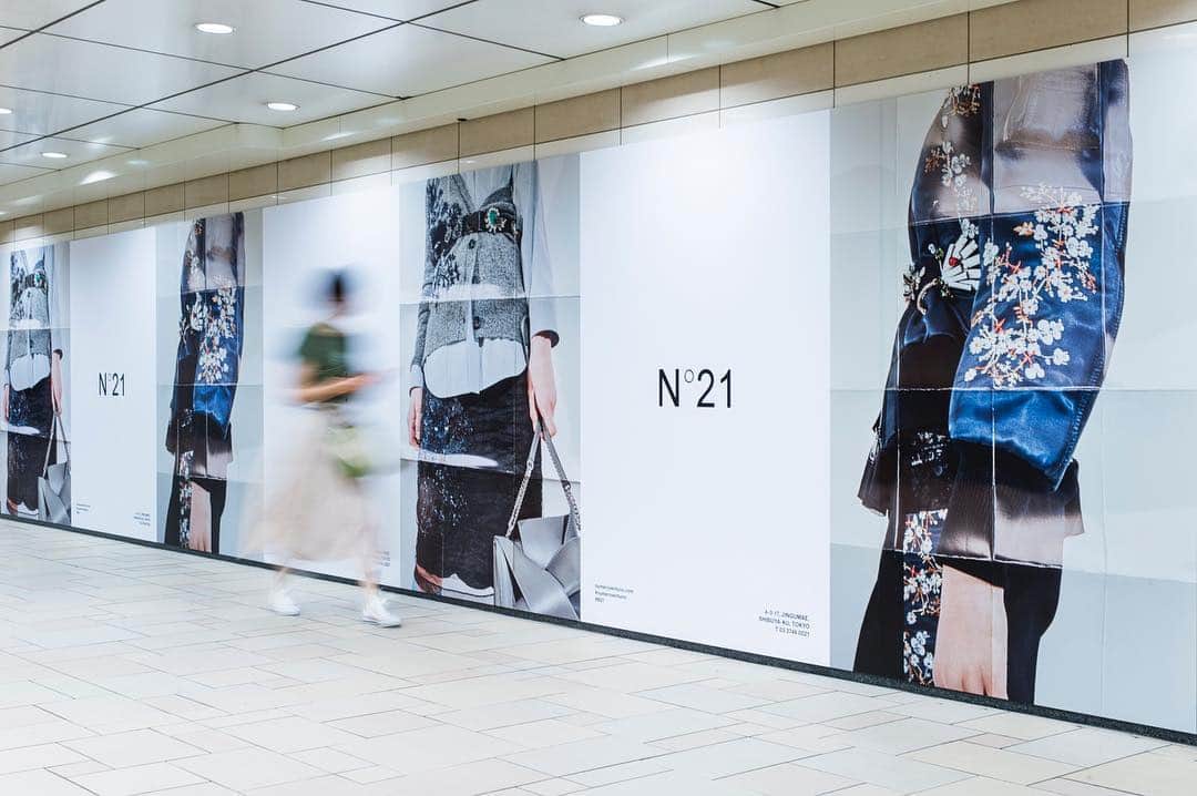 Taki Tanakaさんのインスタグラム写真 - (Taki TanakaInstagram)「@numeroventuno #billboard #tokyo #omotesando #ヌメロヴェントゥーノ 巨大ビルボードが #表参道駅 に登場！ #no21 #n21 #numeroventuno」8月22日 13時58分 - tanakataki