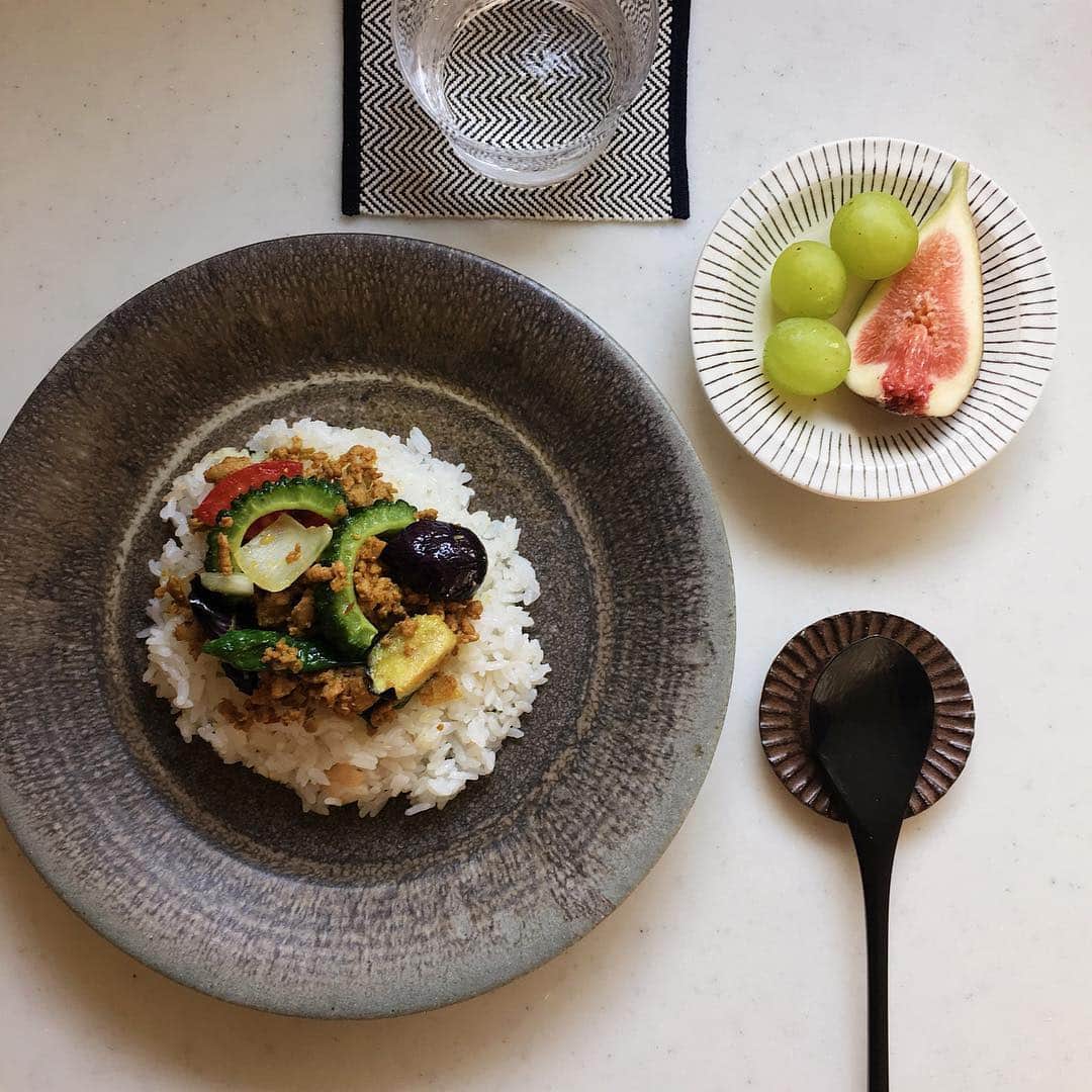 akoのインスタグラム：「Today's lunch. 有元葉子さんレシピの ひき肉と揚げ野菜のカレーでお昼ごはん スパイスの他に長ねぎやしょうゆを使っているのに本格的なカレーになる不思議 料理研究家さんってすごい☺︎」