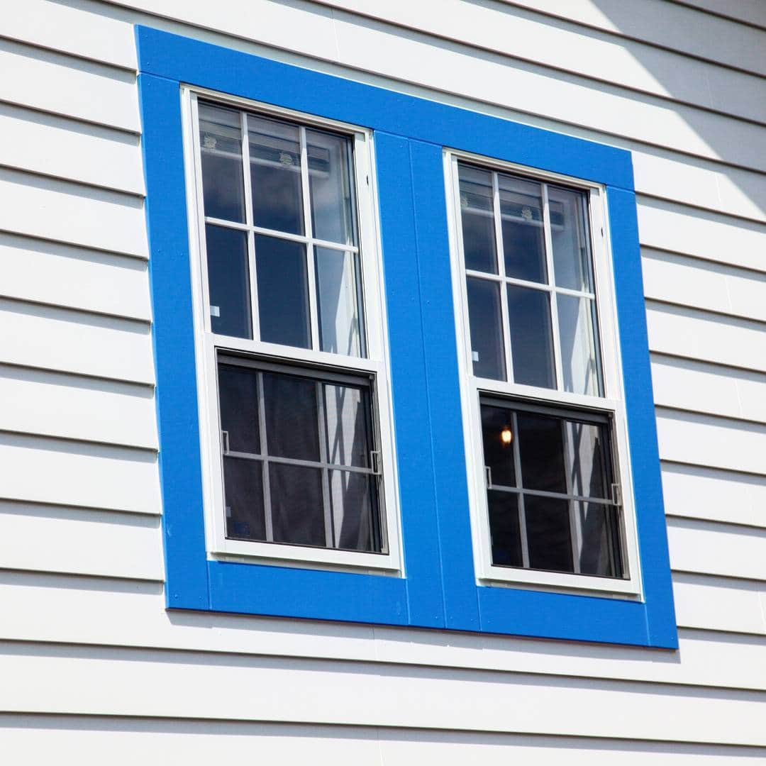 無垢 スタイルの注文住宅あめりか屋さんのインスタグラム写真 - (無垢 スタイルの注文住宅あめりか屋Instagram)「#窓モール は色を遊べますねぇ～～ #ブルー #青 #青いモール #モール #窓枠 #ラップサイディング #よろい張り #外壁 #壁 #壁部 #カリフォルニアスタイル #カリフォルニアデザイン #白い家 #白くてかわいい家 #かわいい家 #上げ下げ窓 #注文住宅 #あめりか屋 #施工写真 #美浜 #美浜町」8月22日 15時08分 - amerikayaarchitecture