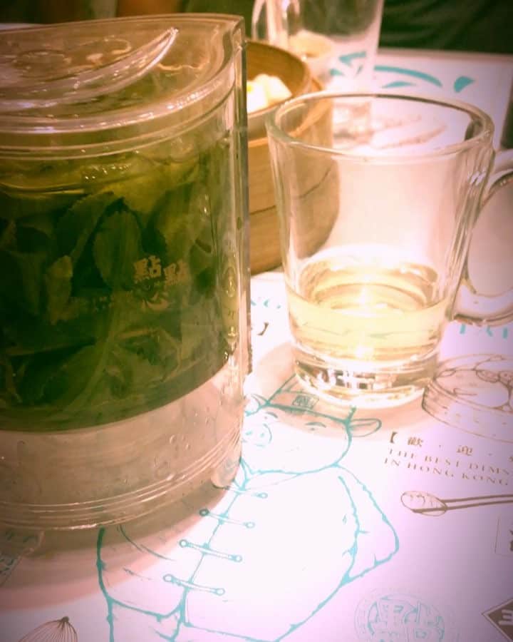 木嶋菜穂子のインスタグラム：「【台湾 グルメ】 . 台北駅の鮎鮎心にて、オシャレ美食ランチ . 鮎鮎心は、 4月に香港で行って以来 お気に入りの香港点心♡ . . オッシャレーなティーポットに 胸キュン♡♡ . なんだこれはー！ 欲しすぎるー！(*≧∀≦*) . どこかで買えるのでしょうか？ ご存知の方おられたら教えてください★ . from HONG KONG to TAIWAN . #スマホムービー もやっとります #スマホ動画編集 これも手軽でいいー！」