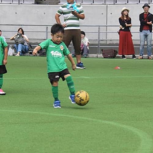 柴崎貴広さんのインスタグラム写真 - (柴崎貴広Instagram)「東京ヴェルディサッカー幼児園が先日の長崎戦の前座試合をやりました(^^) 東京ヴェルディサッカー幼児園の園児がもっと増えると嬉しいな。  #東京ヴェルディサッカー幼児園  #息子  #4歳  #写真だと  #上手そう  #実際は  #…」8月22日 17時14分 - shibasaki26