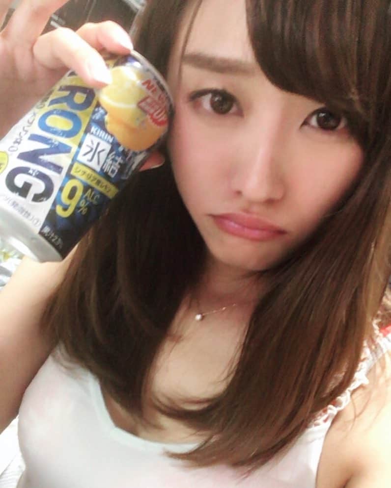 七瀬ひとみのインスタグラム：「今日の夜ご飯、茨城で買ってあった納豆とお酒🍶 一週間忙しかったから、今一人になってめっちゃさみしい…  #お酒 #お酒好き #酒 #一気に #さみしい #一人酒 #おっさん #女子力低め #酒ネタばかりですみません」