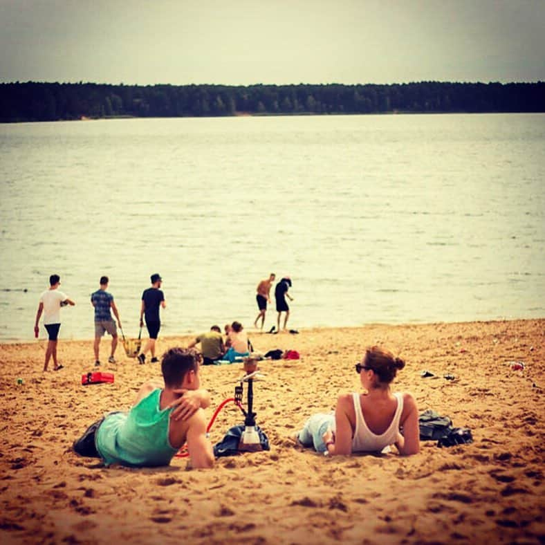 ヴィクトリヤ・シニツィナのインスタグラム：「#helenebeachfestival2017 #sommer #sonne #strand #onefestivalonelove #sommersprossen #shisha #chillonthebeach #me&mybrother #geschwisterzeit #goodtime」