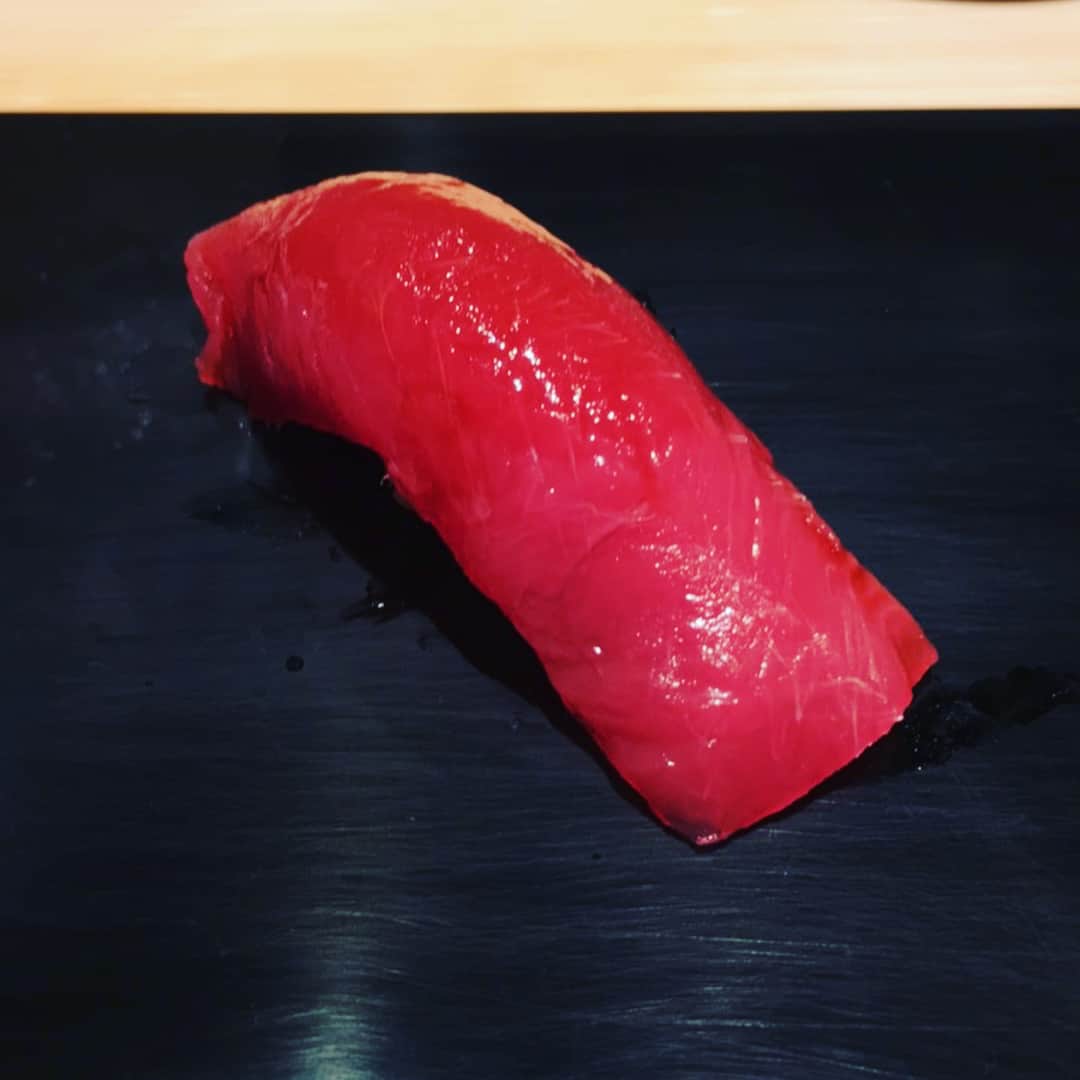 志摩有子さんのインスタグラム写真 - (志摩有子Instagram)「久しぶりにまちゃとごはん。行きつけのお寿司屋さんに連れて行ってもらった。美味しいお寿司に話も弾む。手抜きし放題の美容には喝を入れられ、いろいろ話してデトックス。親孝行ぶりも尊敬。偉いなあ。 #寿司 #鮨 #sushi #まちゃの親になりたい」8月23日 0時19分 - ariko418