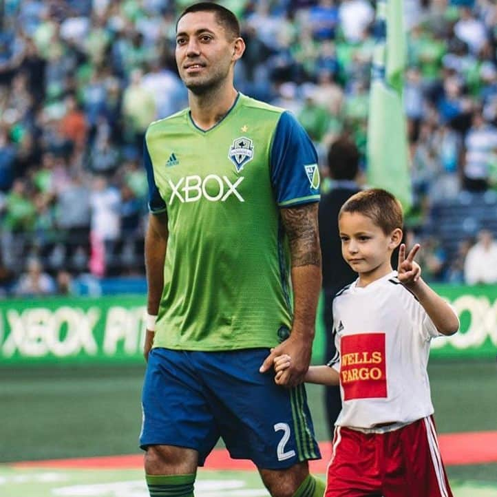 クリント・デンプシーのインスタグラム：「Repost from @soundersfc My lil homie chunking up the ✌️ #bloodline」