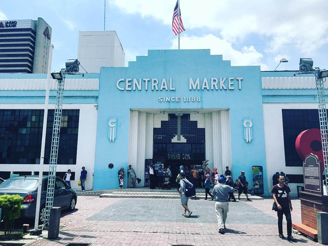 津島衣里さんのインスタグラム写真 - (津島衣里Instagram)「CENTRAL MARKET💙 マレーシア クアラルンプールにあるショッピングモール。中にはたくさんのお店がズラーッと並んでいて、そこの中にある、ドクターフィッシュのお店へ行ったんだけど 、、、つしえりは大変なことに 、、。その詳細はまたブログでお伝えしますねっ🐟🐟🐟ピチピチ  このティファニーブルーカラーがとってもかわいいっ💍💙 .  #つしえりのインドでお仕事ぶらり旅番外編  #マレーシア #クアラルンプール #セントラルマーケット #ドクターフィッシュ #つしえり #津島衣里 #EriTsushima  #Malaysia #KualaLumpur #centralmarket  #drfish #doctorfish #つしえりの海外でお仕事ぶらり旅 #つしえり #津島衣里」8月23日 2時03分 - eritsushima_official