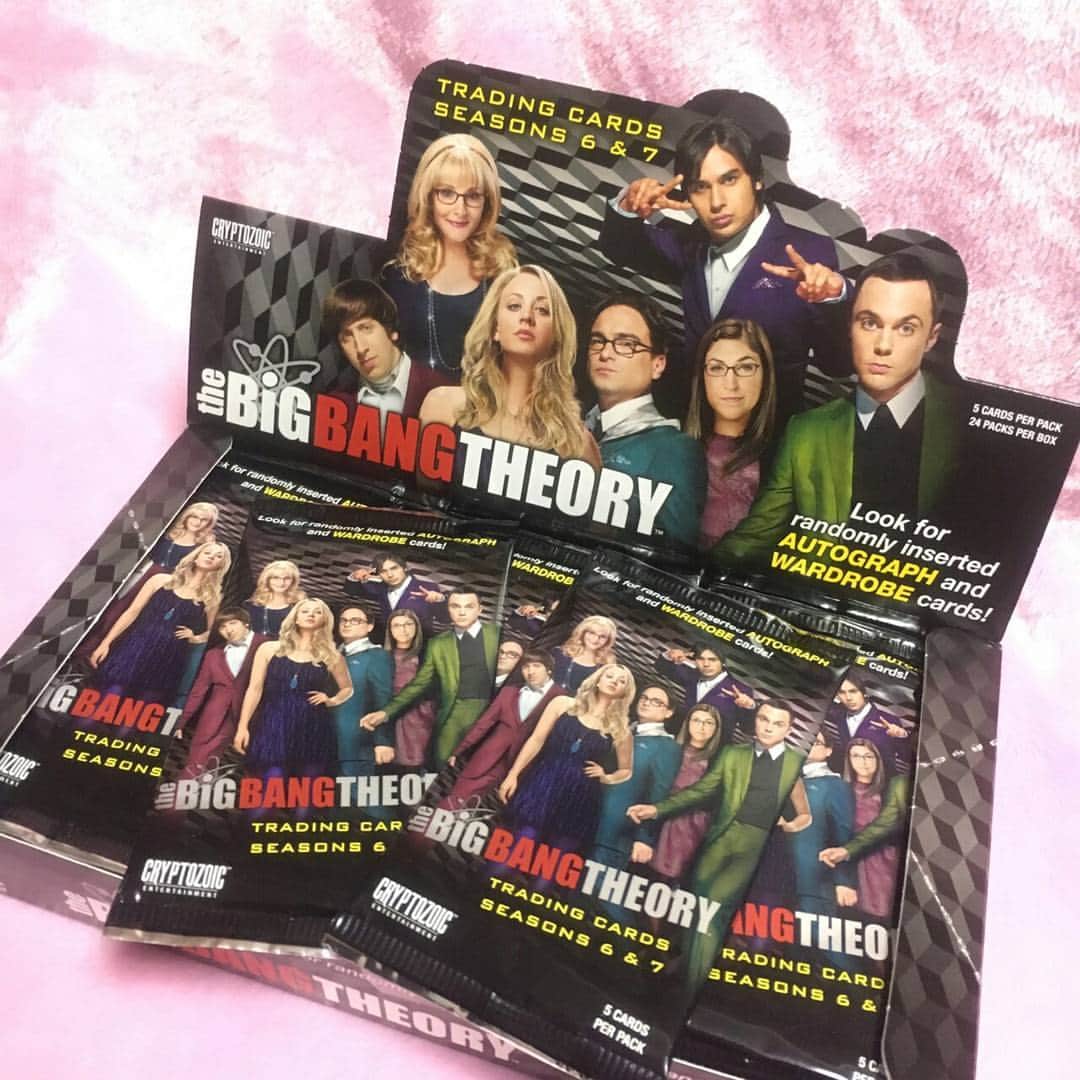新谷良子さんのインスタグラム写真 - (新谷良子Instagram)「. ヒロイン･ペニーの吹き替えをやらせて頂いているThe Big Bang Theory シーズン6と7のトレカを発見！ レアカードもあるよ！ってことで、即座に箱買いしちゃいました♪ヽ(´▽｀)/. . 全種類complete！そしてレアカードは、ペニー&ハワードの衣装切れ端カードと、出演者さんの直筆サインカードが2枚！！ シーズン6の第13話に出てくる警官さん(シェルドン役の安達さんが調べてくれました)と、なんともう1枚はペニーの元彼ザック！ザック大好きなので嬉しいいいい(*´ω｀*). . . スーパー！ドラマTVにて、 9月22日(金)18:30から、日本初放送のシーズン9が始まります！ ぜひとも見てくださいねっ(*^▽^*). . . . #TheBigBangTheory #thebigbangtheory #TBBT #ビッグバンセオリー #Penny❤ #KaleyCuoco❤ #日本でもっとグッズ買えるといいな」8月23日 14時23分 - pinkbambi_ryoko