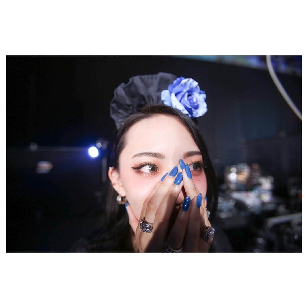 彩姫さんのインスタグラム写真 - (彩姫Instagram)「#summersonic #tokyo 本番前ステージ袖で @tamaishingo22 が撮ってくれてた 緊張してるっぽいけど 私は 緊張しません 緊張してもいい事ないから😑💞 #bandmaid #saiki」8月23日 13時45分 - saiki_bandmaid