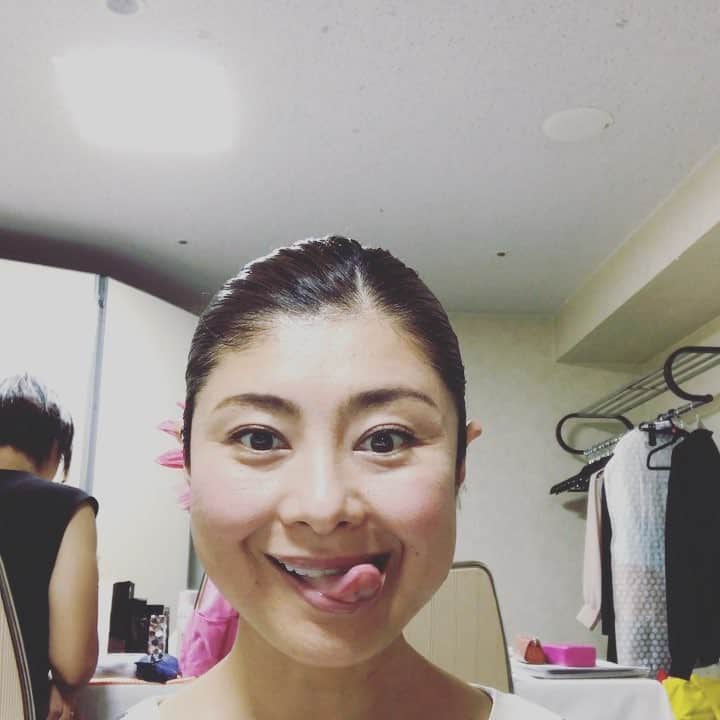 間々田佳子のインスタグラム：「講演前の#顔ヨガ  #間々田佳子 #facialyoga #yoshikomamada #facialgym #sports #滑舌よくするトレーニング中 #笑顔 #口角アップをスムーズに #facialgym1min」