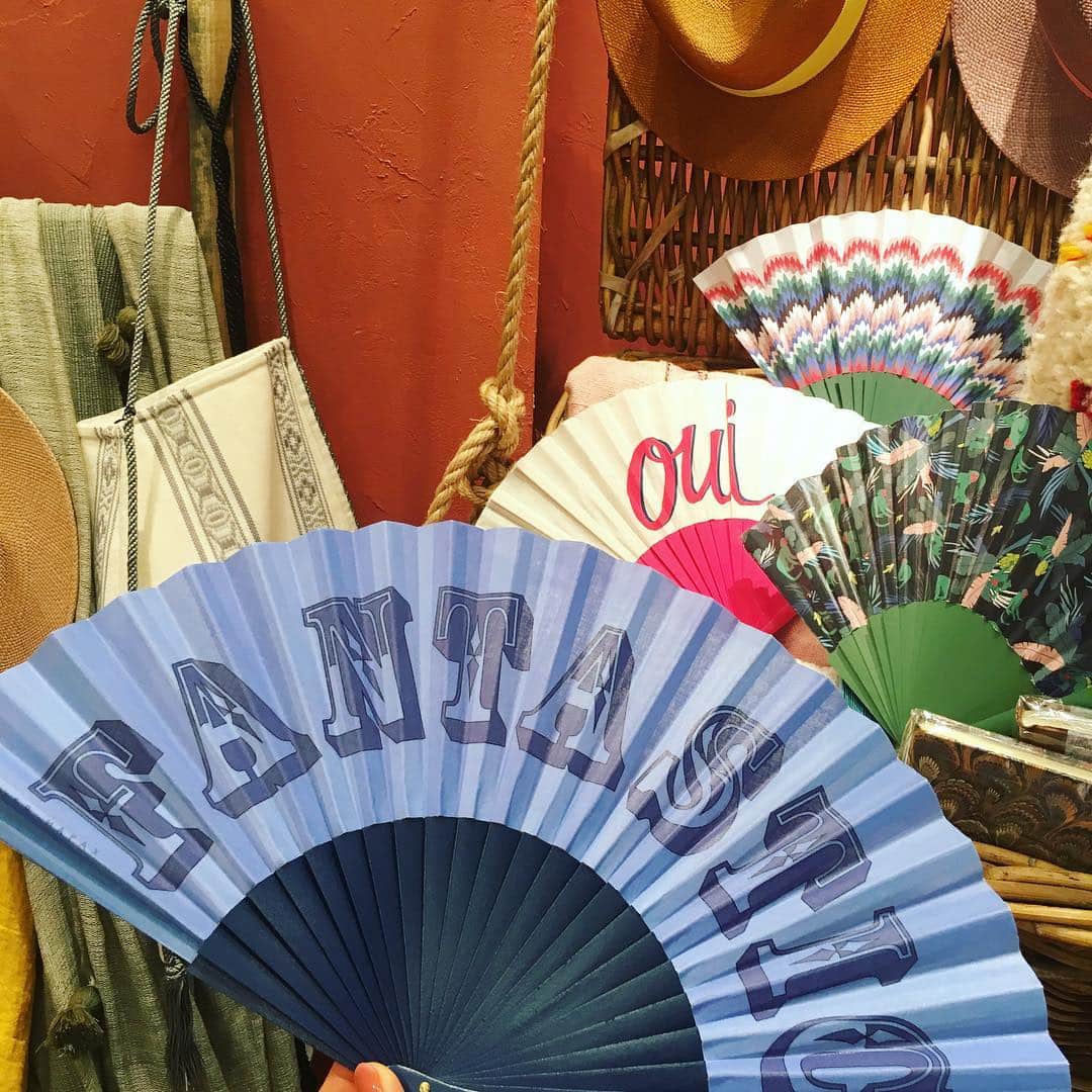 風間ゆみえのインスタグラム：「暑い夏が舞い戻ってきた今日この頃…🌞、リクエストいただいていたDUVELLEROY(パリの老舗扇子ブランド)の扇子がRiad Fantasqueに到着しました‼︎ 日本の扇子よりも一回り大きめなサイズ感で、熱帯夜にも心地よい風をたっぷりとふたり分‼︎ くらい扇げる、残暑を乗り切る三種の神器のひとつに(笑)オススメしたい、そうね！残暑見舞いにも、ユニークな贈りものね！喜ばれそう‼︎ #riadfantasque  @la_boutique_fantasque  @maisondereefur」