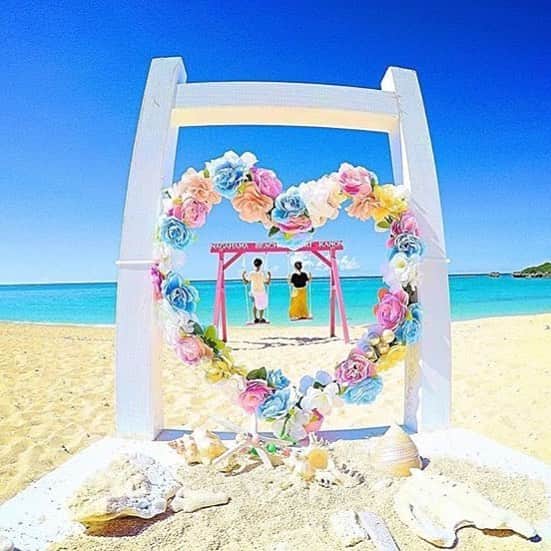 プレ花嫁の結婚式準備サイト marry【マリー】さんのインスタグラム写真 - (プレ花嫁の結婚式準備サイト marry【マリー】Instagram)「*̣̣̥◌⑅⃝♡ #ハートリース の中に見えるのは💓 青い海と空を2人占めできるような 可愛らしいピンクのブランコ 💫🐠✨ * この#絶景スポット は #沖縄 の#長浜ビーチ にあります🏖 このブランコとハートリースは ビーチに置いてあるので 誰でも簡単に素敵な写真が撮れるんだとか💖 * まだまだ暑い夏、 沖縄で素敵な#ウェディングフォト を撮って 満喫してきてください💕💕 ♡*̣̣̥◌⑅⃝ photo by @kotaro2467 #プレ花嫁#卒花嫁#卒花#結婚式#結婚#結婚式準備#ウェディングレポ#婚約中#婚約#プロポーズ#リゾートウェディング#goproのある生活#カップルフォト#marry#marryxoxo」8月23日 8時02分 - marryxoxo_wd