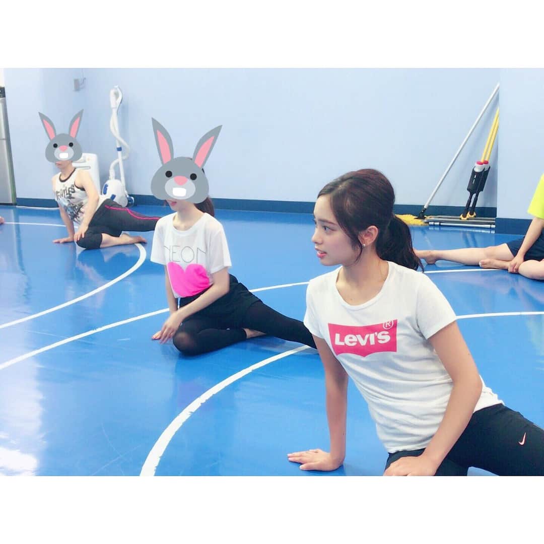 内田侑希さんのインスタグラム写真 - (内田侑希Instagram)「[カポエィラ🏃‍♀️] 昨日は協賛をしてくださってる、カポエイラ・テンポ 東京 大久保アカデミーア さん(@capoeira_tempo.tokyo ) でカポエイラ体験しました😆🍀 * * カポエイラはブラジル発祥で、ダンスと格闘技が混ざったようなものらしいです✨格闘技と言っても、昨日はよりエクササイズに近い動きをするカポエイラクラスの体験をしました 🏃✨ * * すごく楽しく運動できて、みんなでいい汗かきました😆💦先生の動きについていけるように一生懸命頑張ったのですが、今日は全身筋肉痛です😁笑 本選までの間お世話になります😁💪🌈 * * 今日も良い1日を〜🙋💕行ってらっしゃい🎵 * * #misssophiacontest#上智#ミスコン#ミスソフィア#2017#miss#misssophia#上智大学#内田侑希#上智ミスコンno4#カポエイラ#カポエイラテンポ」8月23日 8時03分 - miss_sophia_no4