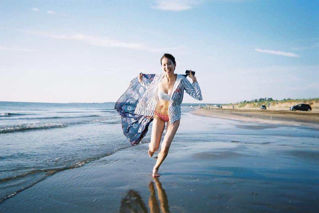落合恭子のインスタグラム：「🏊‍♀️ 夏終わっちゃうよー 海行きたいよー . 見返してみると、海での写真は躍動感あるものばっかり🤾‍♀️🤸‍♀️ 海行くと走っちゃう病気…🤔❓ . At Chirihama drive way🚘 Bikini: @billabongwomensjp #bwjp #summer #beach #roadtrip #bikini #躍動感」