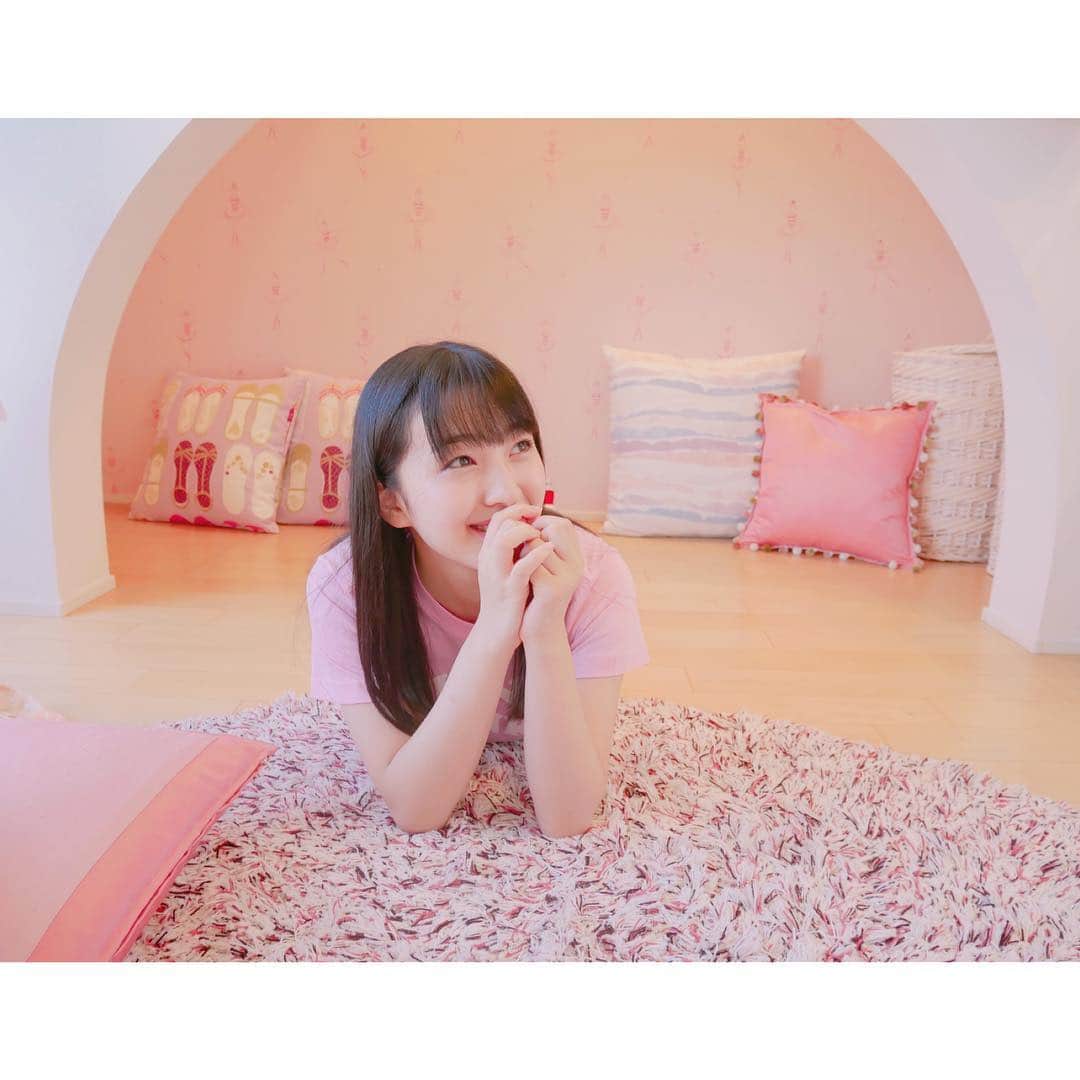 田島芽瑠さんのインスタグラム写真 - (田島芽瑠Instagram)「おはようございます♪ . いっぱい笑うと自然と幸せが舞い込むんだって☺︎🌈 . 今日もニコニコな一日になりますように🎀  #pink #ピンク #可愛いお部屋 #女の子 #可愛い💕」8月23日 9時44分 - meru_chan_official