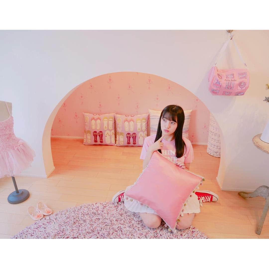 田島芽瑠さんのインスタグラム写真 - (田島芽瑠Instagram)「ピンクに囲まれてHappy💗 . プリンセスになれるようなお部屋🎀 .  #pink #ピンク #可愛いお部屋 #女の子 #かわいい #cute #🎀」8月23日 10時04分 - meru_chan_official