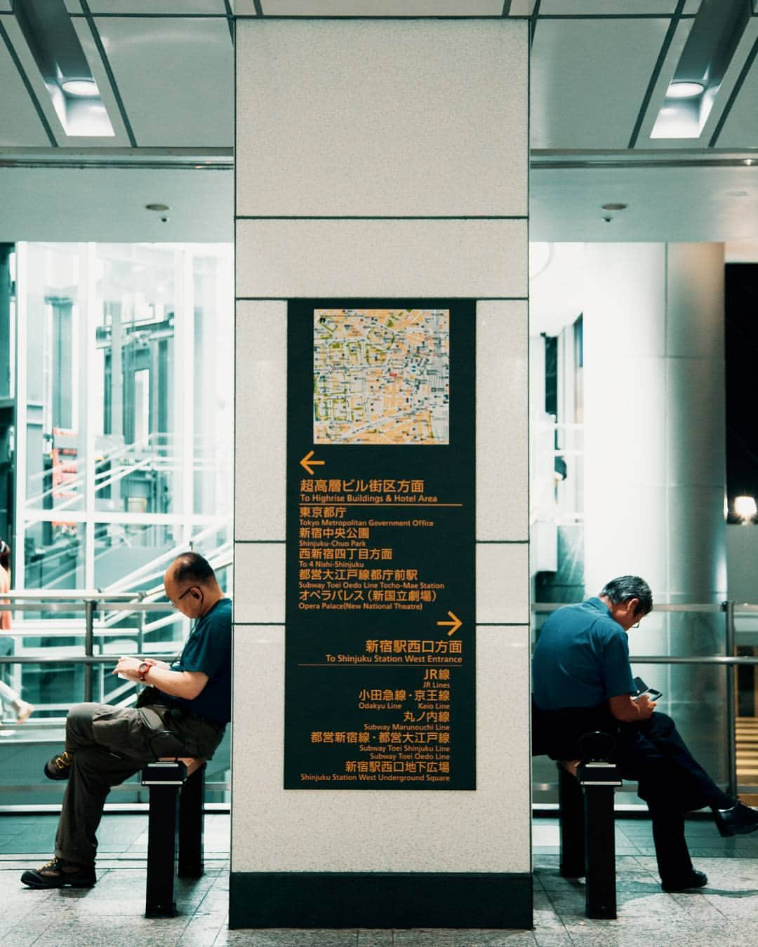 Ari Keitaのインスタグラム：「Tokyo Street📘👈👉📱 . . . . . #japan #tokyo #shinjuku #station #people #summer #explorejapan #exploretokyo #tokyostreet #realtokyo #truetokyo #indies_gram #indy_photolife #hueart_life #inspirationcultmag #hypelife #hypebeast #streetphotography #streetshot #8visual #streetvision #streetframe #imaginatones #streetxstory #thecoolmagazine #東京 #東京23区 #instagram #instagramjapan #photooftheday」