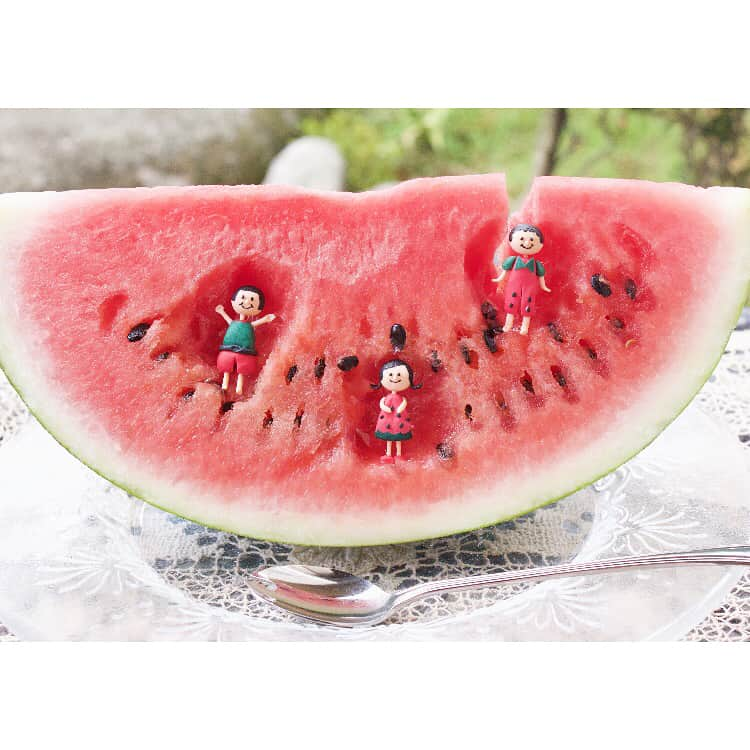 大庭彩歌さんのインスタグラム写真 - (大庭彩歌Instagram)「おーばちゃん粘土^o^part.79 【スイカ🍉コーディネート】 スイカのお洋服♡♡ 斬新な撮影してみました✌️ 今までの作品も見てください！ #粘土 #樹脂粘土 #nendoroid #手作り #ハンドメイド #handmade #ミニチュア #オリジナル #original #フェイクフード #フェイクスイーツ #fakefood #sweet #かわいい #撮影 #一眼レフ #camera #カメラ #tamron #followme #女子 #japan #clay  #フルーツ #レジン #食べ物と一緒シリーズ #スイカ #watermelon #summer #夏」8月23日 12時07分 - ooba.ayaka