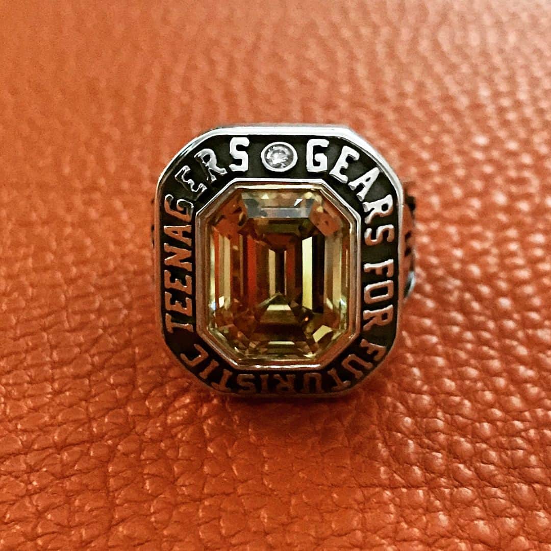 NIGOのインスタグラム：「HUMAN MADE®︎ 8-carat diamond college ring by JACOB & Co. 💍✨」