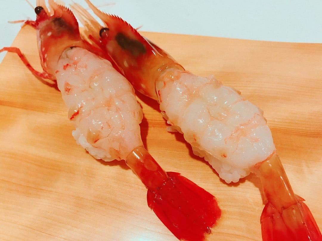 藤野有理のインスタグラム：「一度にたくさんの事を考えてしまっていたけれど、地元に帰ってくると、結局のところ、「どれもこれも、そんな大層なものはなんにもいらないな」って思う。  心の中で振り分けた数少ない愛はいつもここにある。つまり、地元大好きだし、これは海老。」